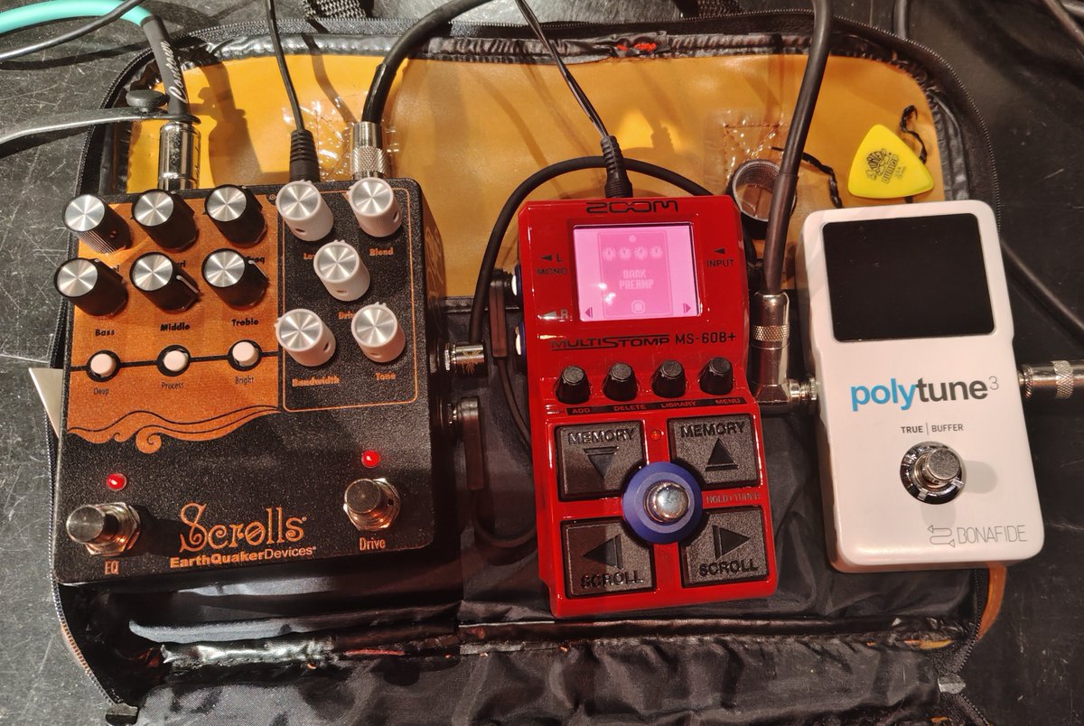 korosuk3's tweet photo. 先日のライブで使用したペダル
サ��ズアンプを外しEarthQuaker Devices Scrollsを新導入！
安心感が半端ないプリアンプ🔥
センドリターンが付いているのも良き☺ https://t.co/yI4OSjzDGJ