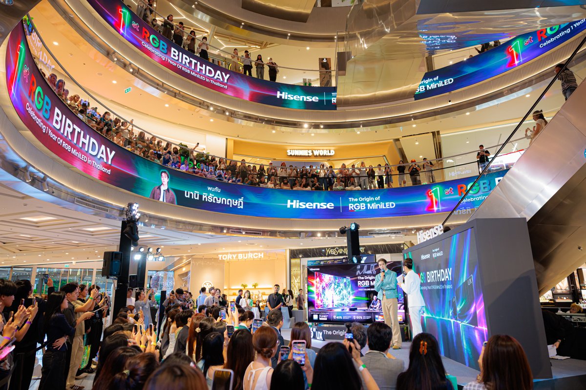 HisenseThailand's tweet photo. 🎉 Hisense ฉลองครบรอบ 1 ปี RGB MiniLED ในประเทศไทย 🌈💚 เมื่อวันที่ 28 กันยายน 2569 Hisense ประเทศไทย จัดงาน HISENSE RGB BIRTHDAY ณ The Sky Hall, Dusit Central Park เพื่อร่วมเฉลิมฉลองอีกหนึ่งก้าวสำคัญของเทคโนโลยี RGB MiniLED พร้อมส่งต่อประสบการณ์ความบันเทิงและโมเมนต์พิเศษให้กับทุกคน 📺✨ งานนี้คงเกิดขึ้นไม่ได้หากปราศจากการสนับสนุนจาก คณะผู้บริหาร Hisense ที่ให้ความสำคัญกับการสร้างประสบการณ์ที่ดีให้กับแฟน ๆ และเปิดพื้นที่ให้ทุกคนได้ใกล้ชิดกับแบรนด์และแขกรับเชิญพิเศษ นานิ – หิรัญกฤษฎิ์ ช่างคำ มากยิ่งขึ้น 💚 และที่สำคัญที่สุด ขอขอบคุณ แฟนคลับทุกคน ที่สละเวลาเดินทางมาร่วมงานกับเรา แม้ในช่วงที่หลายพื้นที่ต้องเผชิญกับสภาพอากาศที่ไม่เป็นใจและสถานการณ์น้ำท่วม การได้เห็นทุกคนมาร่วมสร้างรอยยิ้ม เสียงหัวเราะ และบรรยากาศอบอุ่นไปด้วยกัน เป็นอีกหนึ่งความทรงจำที่มีความหมายสำหรับ Hisense อย่างมาก 🥹✨ 1 ปีของ RGB MiniLED เป็นเพียงจุดเริ่มต้น และ Hisense จะยังคงเดินหน้าสร้างสรรค์นวัตกรรม พร้อมสร้างช่วงเวลาดี ๆ ร่วมกับทุกคนต่อไป #HisenseThailand #HisenseRGBMiniLED #HisenseRGBBirthday #HisenseRGBMiniLEDxNani #TheOriginOfRGBMiniLED #InnovatingABrighterLife #โคตาเอะ