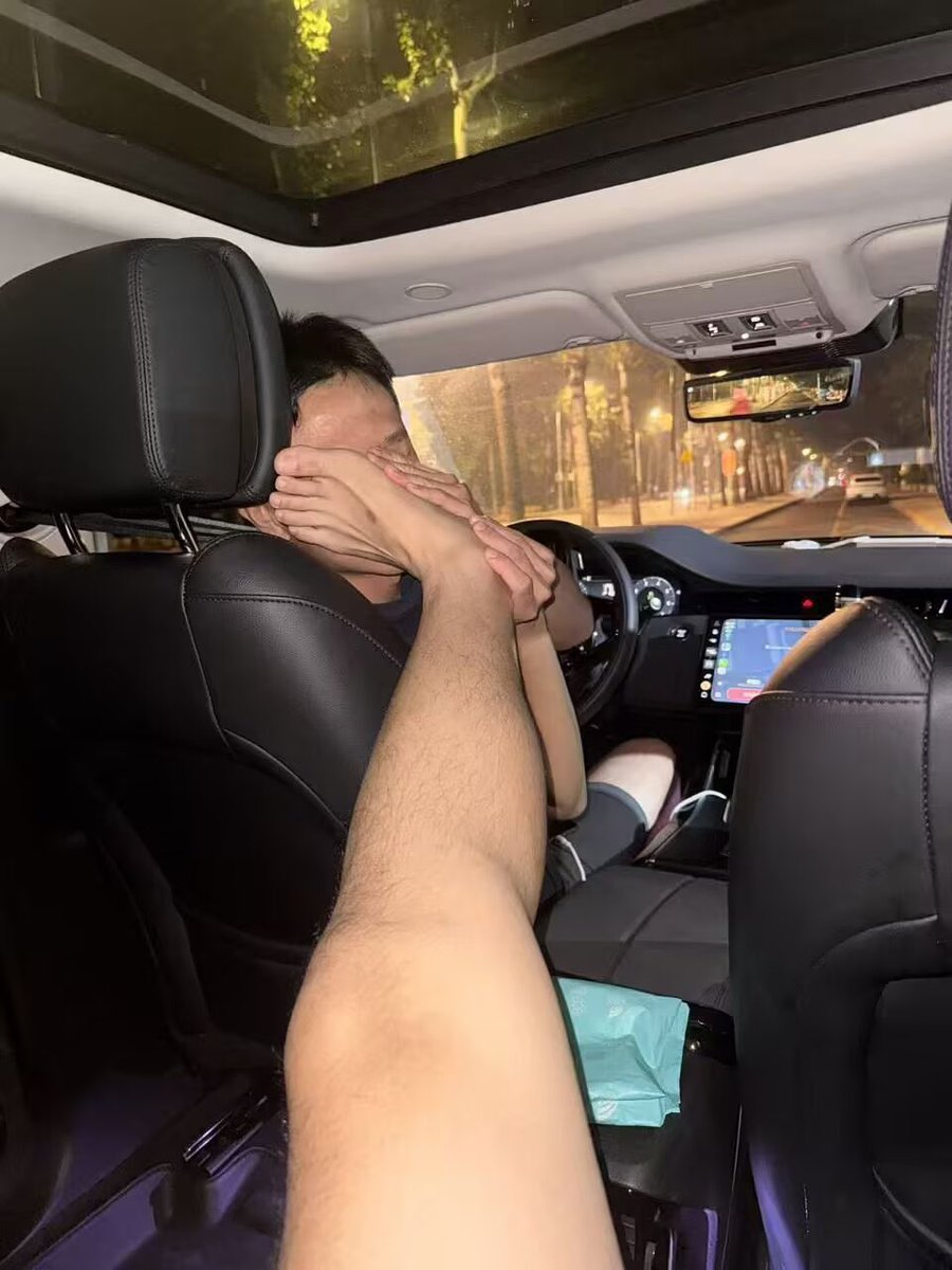 Cqs0924's tweet photo. 我的生活你的梦 一群傻逼们只配把脸贴在你爹的脚上 🤣🤣 #ATM #你爹 #祖宗 #戏耍 https://t.co/WNr3M81upf