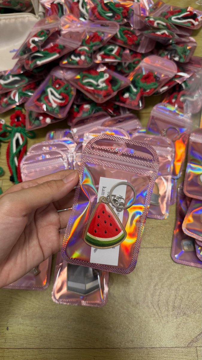calyamarinaa's tweet photo. Gaes, aku jualan keychain series Palestine. Boleh ya pinjem jempolnya buat klik love 🖤 https://t.co/joKQkkq46J