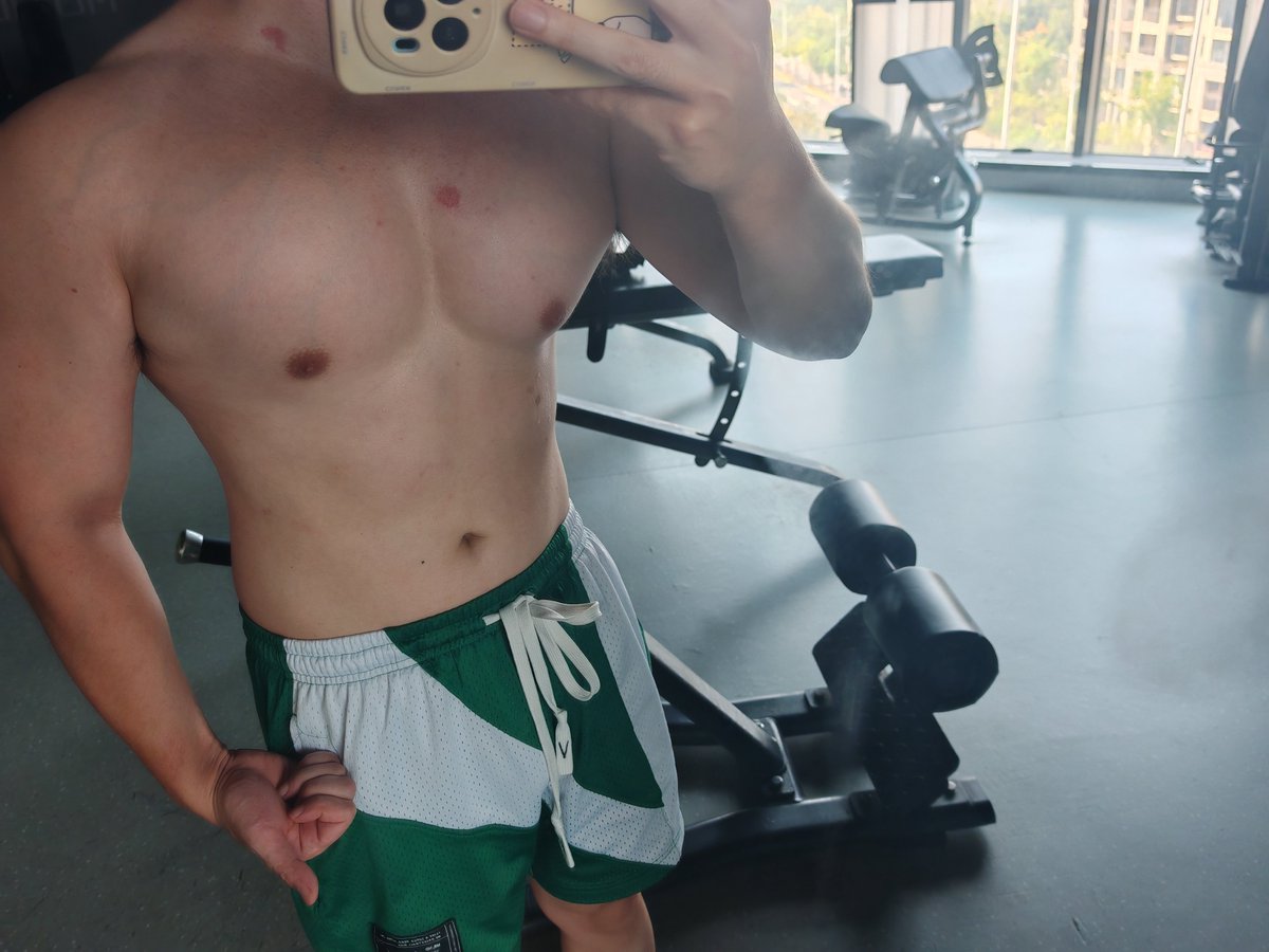 skd4c's tweet photo. 戴着健身，难受啊！ https://t.co/34qxAuRZ5R