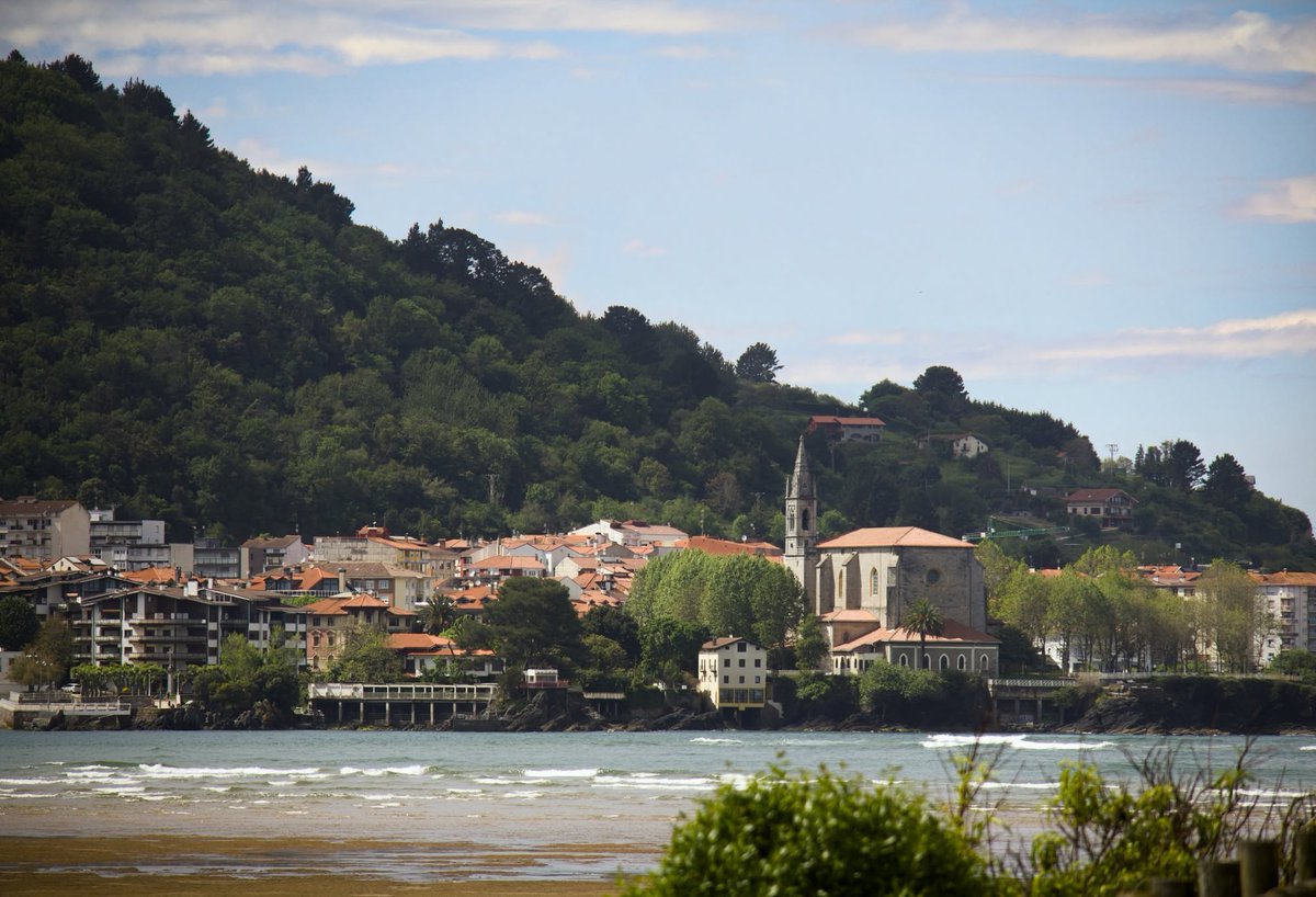 JoelDavanzo's tweet photo. Urdaibai has something that’s hard to explain. Nothing needs to happen for you to want to stay. The paths by the water, houses nestled among mountains, and ever-changing sky that seems different every five minutes…

The north quietly reminds you https://t.co/aZSCXX64cL