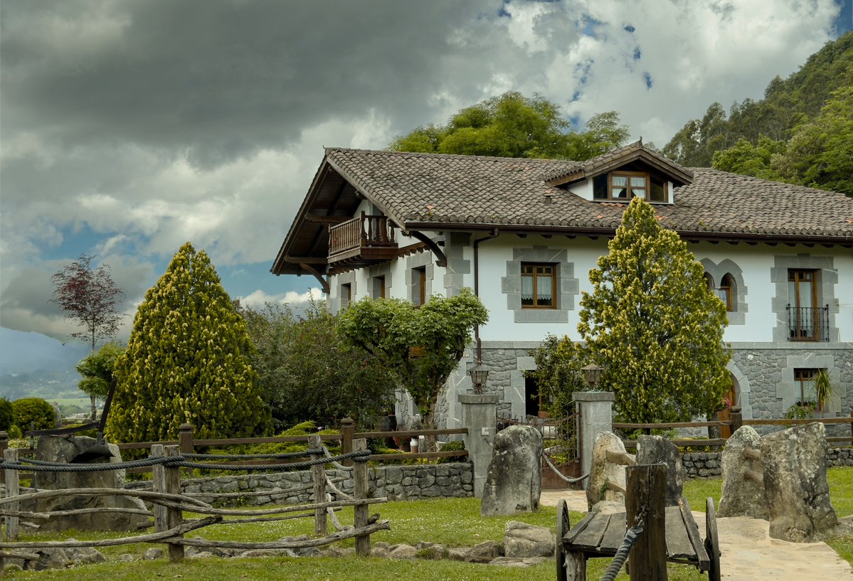 JoelDavanzo's tweet photo. Urdaibai has something that’s hard to explain. Nothing needs to happen for you to want to stay. The paths by the water, houses nestled among mountains, and ever-changing sky that seems different every five minutes…

The north quietly reminds you https://t.co/aZSCXX64cL