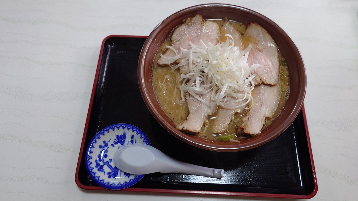 LindoYS150's tweet photo. 福福亭🍜
我がままオーダー
味噌チャーシュー野菜白髪ネギ背脂多め
1450円になってしまった😅 https://t.co/kez9hMukBa
