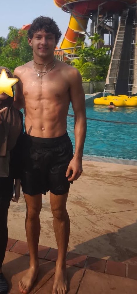 aka_archives's tweet photo. Imagine going to a water park on a random day and suddenly running into KIMI ANTONELLI https://t.co/1IzzkJrNtq