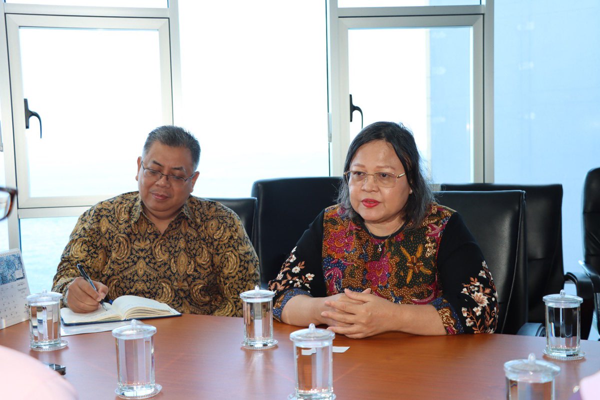 HomeMinistrymv's tweet photo. Her Excellency @Dewi_G_Tobing, Ambassador of #Indonesia to the #Maldives, met with Minister of State @nazeerP1 to discuss bilateral cooperation on labour matters, particularly issues affecting migrant workers. https://t.co/w1kDlyidNz
