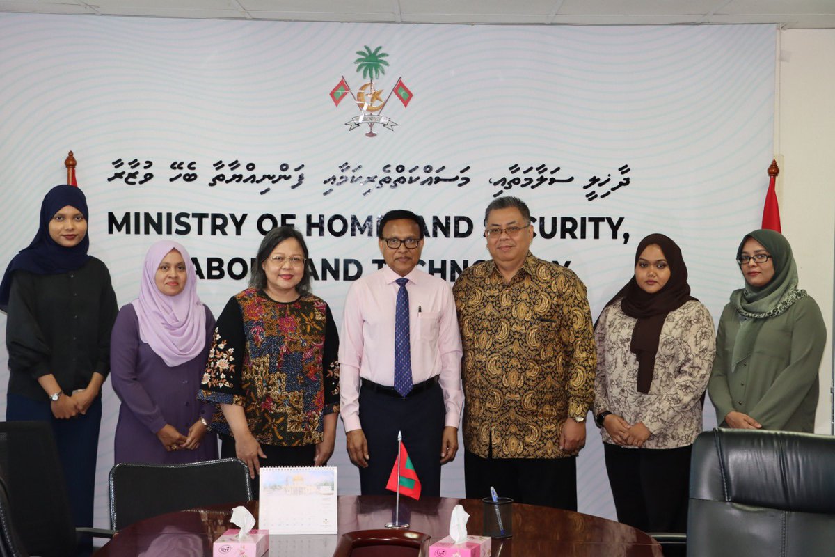 HomeMinistrymv's tweet photo. Her Excellency @Dewi_G_Tobing, Ambassador of #Indonesia to the #Maldives, met with Minister of State @nazeerP1 to discuss bilateral cooperation on labour matters, particularly issues affecting migrant workers. https://t.co/w1kDlyidNz