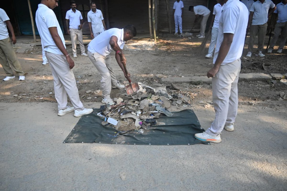 147BNCRPF's tweet photo. "Swachhata Mein Sahbhag: Swachh Bharat, Viksit Bharat – 26 " On 26 September 2026, 147 Bn CRPF organized a cleanliness @ Kashipur Market.
@crpfindia @HMOIndia @PIBHomeAffairs @PMOIndia @SwachhBharatGov @swachhbharat @MoHUA_India @MoJSDDWS https://t.co/0vlf1YtNkl