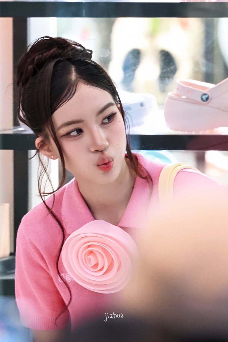 Jizhua0801's tweet photo. jubjub 

BLEJIE AT CROCS STORE OPEN CTW
#CrocsthxBleJie
#pangjiewr 
#Crocsth
#Crocscentralworld https://t.co/Bzzzyxrh3Y