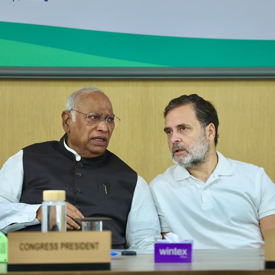 INCIndia's tweet photo. कांग्रेस वर्किंग कमेटी (CWC) की बैठक में कांग्रेस अध्यक्ष श्री @kharge का वक्तव्य:

आज की बैठक महत्वपूर्ण है। फिर से कांग्रेस के कंधों पर अंग्रेजी राज की तरह ही भारत के लोकतंत्र और संविधान को बचाने की ऐतिहासिक जिम्मेवारी खड़ी है। अंग्रेजों से हमने वोट का हक छीनकर लिया था। आज उसी हक को बचाने के लिए फिर लड़ना पड़ रहा है।

हमारे पुरखों ने जिस मजबूत लोकतंत्र की नींव अपने त्याग और बलिदानों से रखी थी, लोकतंत्र की उस नींव को मोदी सरकार ने 12 वर्षों में षड्यंत्रकारी तरीके से खोखला कर दिया है।

साजिश के साथ लोगों के नाम वोटर लिस्ट से हटाये जा रहे हैं और मुख्य चुनाव आयुक्त मोदी सरकार की कठपुतली बन गया है। यह भारतीय लोकतंत्र की उस सोच और भावना के विपरीत है, जिसके तहत यह तय किया गया कि हर योग्य नागरिक का वोट सुरक्षित हो और हर वोट की निष्पक्ष गिनती हो।

बाबा साहेब डॉ. अंबेडकर जी ने 15 जून 1949 को संविधान सभा में कहा था —

“Franchise is a most fundamental thing in a democracy -कोई भी व्यक्ति, जिसे हमारे संविधान के हिसाब से voter list में शामिल किया जाना चाहिए, उसे किसी local Government के prejudice या किसी officer की whim पर बाहर नहीं किया जाना चाहिए।”

बाबा साहेब ने कहा था, किसी अफसर की मर्जी से नाम नहीं कटेगा। आज अफसर BJP और मोदी सरकार के इशारे पर मनमर्जी से नाम काट रहे हैं।

पंडित जवाहरलाल नेहरू जी और बाबा साहेब जानते थे कि बिना लोकतांत्रिक हिस्सेदारी के गरीब और वंचित लोगों की कोई सुनवाई नहीं होगी। इसीलिए उन्होंने भारत के हर adult citizen को वोट का अधिकार देने की जबरदस्त पैरवी की थी।

संविधान सभा में हुई बहस में डॉ. अंबेडकर ने मताधिकार को लोकतंत्र की सर्वाधिक मौलिक चीज कहा था।

लेकिन आज इसका उल्टा हो रहा है। रक्षक ही भक्षक बन गया है। संविधान ने जिसे पूरी ताकत दी, जनता के वोट का चौकीदार बनाया, वही वोटों का लुटेरा बन बैठा है। जिस मुख्य चुनाव आयुक्त पर उसके अपने साथी भरोसा न करें, उस पर देश कैसे भरोसा कर सकता है?

दिसम्बर 1988 में इसी देश के प्रधानमंत्री स्व० राजीव गांधी जी ने युवाओं को अधिकार दिलाने के लिए मताधिकार की उम्र 21 वर्ष से घटाकर 18 कर दी थी और एक प्रधानमंत्री मोदी जी हैं, जो GenZ से इतना नाराज हैं कि उन्होंने साजिशन युवाओं को मताधिकार से बेदखल करने की योजना बना डाली। चुपचाप Form 6 के नियमों में बदलाव करवा दिया। यह पूरी तरह से गैरकानूनी है।

नौकरी तो दी नहीं, अब वोट का अधिकार भी नहीं देना चाहते हैं। नौजवान सवाल पूछेगा, उखाड़ फेंकेगा, इसका डर मन में बैठ गया है। लेकिन ये हक कोई खैरात में नहीं मिला है, लाखों लोगों ने इसके लिए कुर्बानियां दी हैं। मोदी-शाह जैसे लोग चाहे जितने भी षड्यंत्र कर लें, कांग्रेस उन्हें सफल नहीं होने देगी। ये लोकतंत्र, ये वोट का हक, ये हमारी विरासत है, जो खून-पसीने से सींची है। कोई तानाशाह उसे बर्बाद कर दे, ये हम होने नहीं देंगे।

हमारी लड़ाई किसी दल, संस्था या व्यक्तियों के खिलाफ नहीं बल्कि भारत के मतदाताओं के अधिकारों, संविधान और भारत की लोकतांत्रिक व्यवस्था को बचाने को लेकर है।

इस मौके पर मैं राहुल गांधी जी को बधाई देना चाहूंगा क्योंकि उन्होंने सबसे पहले जिन-जिन बातों को उठाया, वे प्रामाणिक रूप से सही साबित हुए हैं। ये बात देश के लोग मान रहे हैं। 

राहुल गांधी जी ने महादेवपुरा, अलंद और हरियाणा-महाराष्ट्र के मामले में दस्तावेजों के साथ मतदाता आंकड़ों के आधार पर गंभीर सवाल उठाए था। डुप्लीकेट मतदाताओं, doubtful addresses, एक ही address पर बड़ी संख्या में मतदाताओं और Form-6 से जुड़ी Entry को लेकर उन्होंने जो तथ्य रखे थे, उस दिशा में चुनाव आयोग ने थोड़ी भी गंभीरता दिखाई होती तो आज वो कठघरे में नहीं होते और उनकी विश्वसनीयता बची रहती।

मैं उन सभी कार्यकर्ताओं को भी बधाई देना चाहता हूं, जिन्होंने श्री राहुल गांधी जी की एक आवाज पर ही ब्लॉक, जिला और राज्य स्तर पर विरोध प्रदर्शन किए।

साथियों, कांग्रेस ने इस देश की संस्थाओं को बनाया, उन्हें स्वतंत्र और अधिकार संपन्न बनाया, पर बहुत दुख के साथ कहना पड़्ता है कि आज वो सत्ता के आगे सिर झुकाए खड़ी है। BJP-RSS ये काम पूरी योजना के तहत कर रही है।

हमारे सवाल इन संस्थाओं को कमजोर करने के इरादे से नहीं होते, हम तो चाहते हैं कि चुनाव आयोग इतना मजबूत और विश्वसनीय हो कि सत्ता पक्ष और विपक्ष - दोनों उसके निर्णयों पर समान भरोसा करें।

चुनाव आयोग की स्वतंत्रता लोकतंत्र की सुरक्षा की पहली शर्तों में से एक है। लेकिन क्या ये पूछना गलत है कि SIR का फैसला किसने लिया?

क्या ये पूछना गलत है कि दो चुनाव आयुक्तों को Internal Portal से बाहर क्यों रखा गया? क्या कुछ गोपनीय चल रहा था?

इसलिए कांग्रेस पार्टी की 5 स्पष्ट मांग हैं:

1. मतदाता सूची में होने वाले हर बड़े बदलाव का पूरा डेटा सार्वजनिक हो।

2. जिन वोटरों के नाम हटाए गए हैं, उन्हें पूरी सूचना और अपील का अवसर मिले।

3. राजनीतिक दलों को मतदाता सूची और उससे संबंधित आवश्यक डेटा simple format में समय पर उपलब्ध हो।

4. जहां गंभीर विसंगतियों के प्रमाण सामने आएं, वहां स्वतंत्र और समयबद्ध जांच हो।

5. चुनाव प्रक्रिया से जुड़े महत्वपूर्ण डेटा और निर्णयों में खुद ऐसी पारदर्शिता हो कि किसी पक्ष को यह कहने का अवसर न मिले कि जानकारी छिपाई जा रही है।

सबसे महत्वपूर्ण बात यह है कि भारत के मतदाताओं को यह भरोसा होना चाहिए कि उनका वोट सुरक्षित है।

हम इस मुद्दे को किसी चुनाव को केवल जीतने या हारने की लड़ाई के रूप में नहीं देखते। चुनाव तो आते-जाते रहते हैं, सरकारें आती-जाती हैं, लेकिन लोकतंत्र और संविधान स्थायी हैं। यही भारतीय Democracy की बुनियाद है।

हमें हर नागरिक से कहना है कि लोकतंत्र में सबसे शक्तिशाली व्यक्ति एक आम वोटर है, प्रधानमंत्री, मुख्यमंत्री या सत्ता में बैठा नेता नहीं।

आज CWC से हमें एक स्पष्ट संकल्प लेना चाहिए—

मतदाता सूची पारदर्शी हो, चुनाव प्रक्रिया निष्पक्ष हो, संस्थाएं स्वतंत्र हों और हर योग्य नागरिक का वोट सुरक्षित हो।

यही संविधान की भावना है। यही लोकतंत्र की आत्मा है और कांग्रेस इस लोकतांत्रिक जिम्मेदारी से कभी पीछे नहीं हटेगी। यह सुनिश्चित करने के लिए हमें जो भी करना होगा- सड़क से संसद तक हमें करना चाहिए।

इतिहास गवाह है कि इसी प्रधानमंत्री ने 10 साल पहले “नोटबंदी” का फैसला करके हिंदुस्तान की अर्थव्यवस्था को नेस्तनाबूद कर दिया थ और 10 साल बाद “वोटबंदी” की साजिश करके हमारे मजबूत लोकतंत्र को खत्म कर रहे हैं।

इनकी सभी कु-नीतियों की सबसे अधिक मार गरीबों को पड़ती है। नोटबंदी में गरीब लाइन में खड़ा था। वोटबंदी में गरीब लाइन से ही बाहर कर दिया गया। मैं जानता हूं कि गरीब के पास एक ही ताकत है, उसका वोट, उसे हम किसी हाल में छिनने नहीं देंगे।

गरीब, दलित, वंचित और शोषित वर्ग का सबसे बड़ा हथियार वोट होता है, इसलिए मोदी जी इस अधिकार को छीनना चाहते हैं, पर हम ऐसा नहीं होने देंगे।

चुनाव आयोग के दो आयुक्तों ने ख़ुद CEC की गतिविधियों को मनमाना और अनुचित बताया। अब पूरे देश को मालूम है कि उनकी लगातार कोशिश सत्तापक्ष को फ़ायदा पहुंचाने की रही है। 

ऐसे में उन्हें अपने पद पर बने रहने का कोई अधिकार नहीं है और उन्हें तत्काल पद से हटाया जाना चाहिए। इसके साथ ही जिनके दबाव में उन्होंने ऐसा आचरण किया है - प्रधानमंत्री जी को खुद नैतिकता के आधार पर इस्तीफा देना चाहिए।

हमारे सामने पांच राज्यों के चुनाव हैं, इसलिए किसी मतदाता का हक न मारा जाए, ये देखना जरूरी है। हमें सुनिश्चित करना होगा कि हर व्यक्ति का वोट सुरक्षित हो, चुनाव निष्पक्ष हों, जिससे आम जनता का विश्वास भारत की चुनाव प्रक्रिया में बनी रहे। तभी भारत का भविष्य सुरक्षित रहेगा, लोकतंत्र फलता-फूलता रहेगा।

जय हिंद 🇮🇳
जय कांग्रेस✋