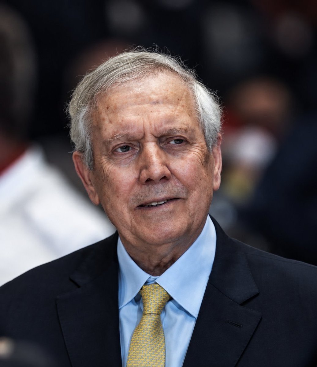 TekYolFener's tweet photo. Aziz Yıldırım: "Aziz Yıldırım neden bağırmıyor, çağırmıyor, bilmem ne. Bir sessizliğin de derinliği vardır. O derinliği göremezseniz bir şey anlayamazsınız.." (27 Eylül Pazar) https://t.co/OvsYZKcNmJ