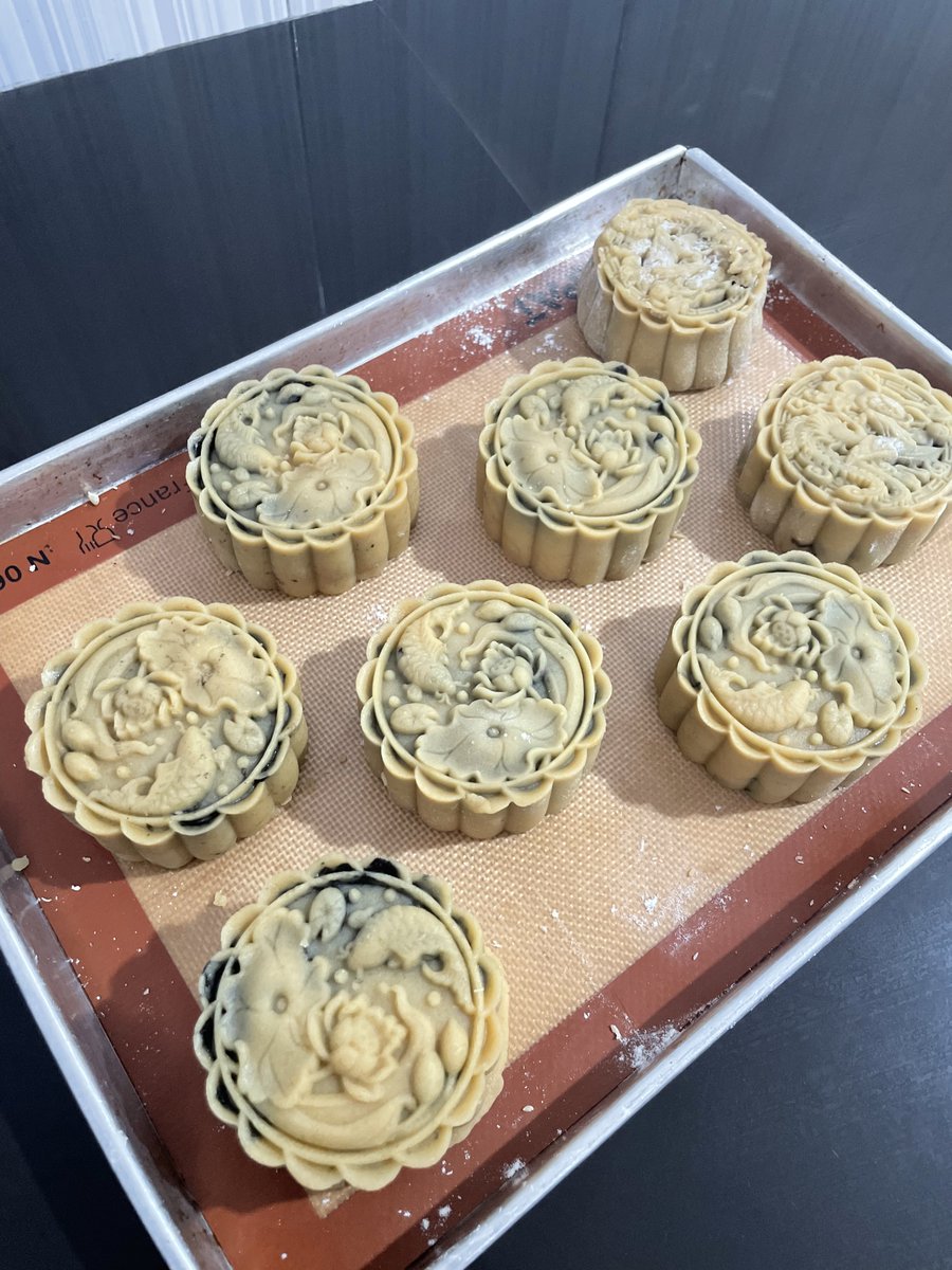 bakeclair's tweet photo. I KNOW ITS LATE BUT HAPPY MOONCAKE FESTIVAL YAY https://t.co/oH6z3GuMA3