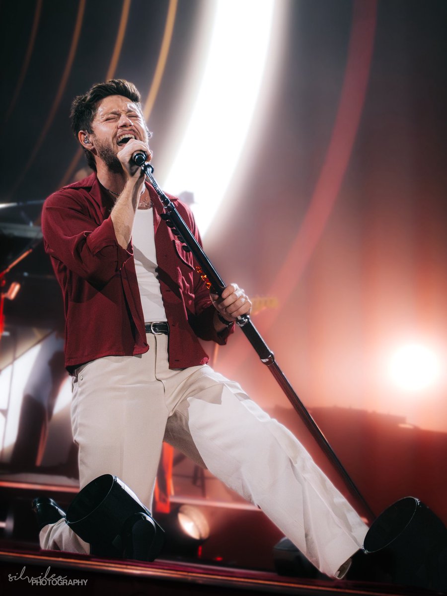 Silvileo_x's tweet photo. When @NiallOfficial when 😭I know how to act professional, I just want to get the chance to work my magic with my big camera once 🥺 https://t.co/Wp3X7swe4W