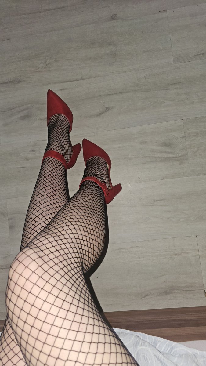 GoddessRysisi's tweet photo. You're getting obssessed with my feet and legs... I can feel it🥵 https://t.co/HEm18zHTcL