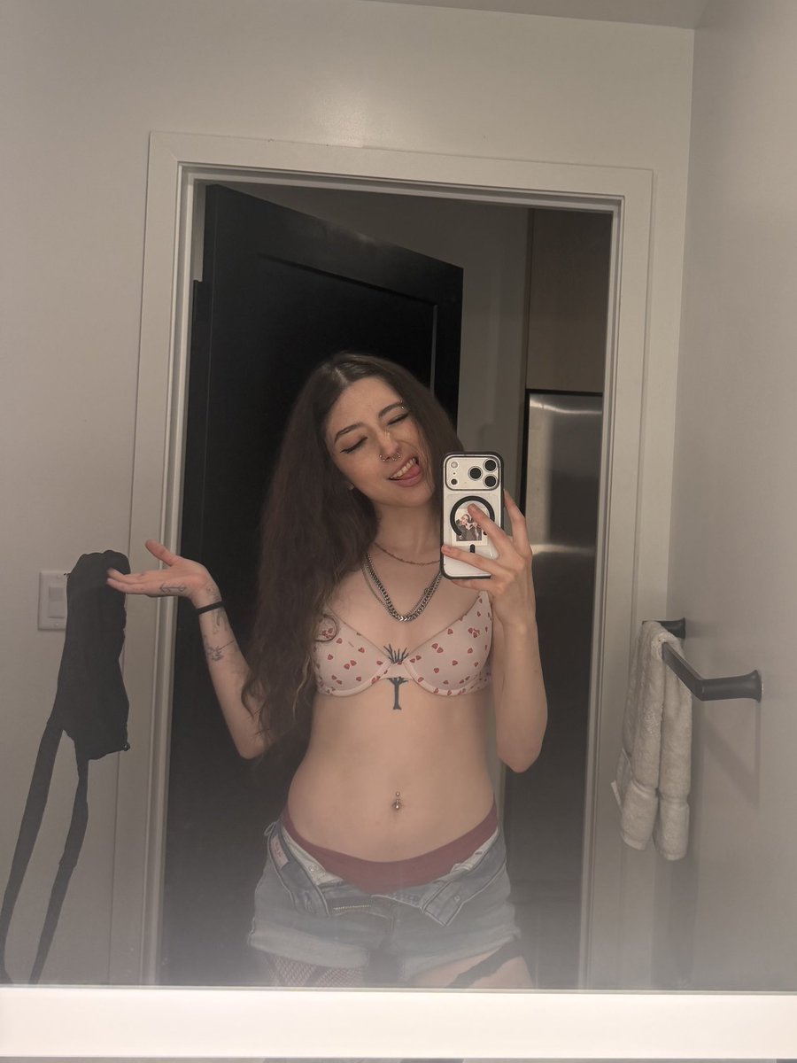 skyemoodsync's tweet photo. took it off, didn’t fit the vibe anyways💋 https://t.co/58X8N8IDMg