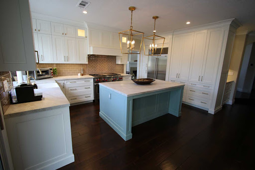 APluskitchen's tweet photo. Hillside Sophistication in Anaheim Hills!
Custom transitional kitchen brings together elegant white cabinetry, a beautiful contrasting blue-gray island, quartz countertops, warm dark wood flooring, and statement pendant lighting.
https://t.co/M783jCfdA3
#KitchenRemodel #Kitchen https://t.co/1PM3IgFsrL