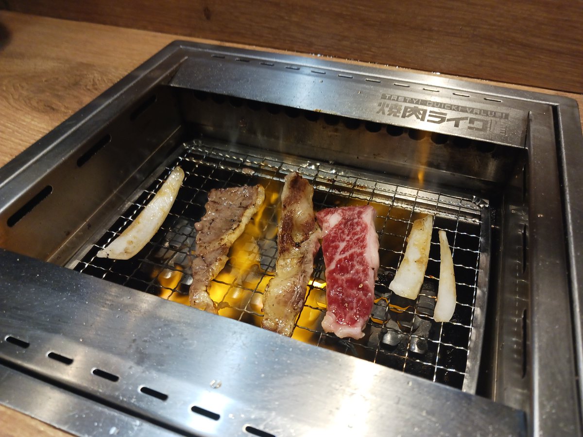 skymisaki's tweet photo. 今日は焼肉ライクでランチ。
肉の日で黒毛和牛が半額なのでフルサイズの黒毛和牛を追加で頼んでみた。
#焼肉ライク
#肉の日 https://t.co/E1NV46prL8
