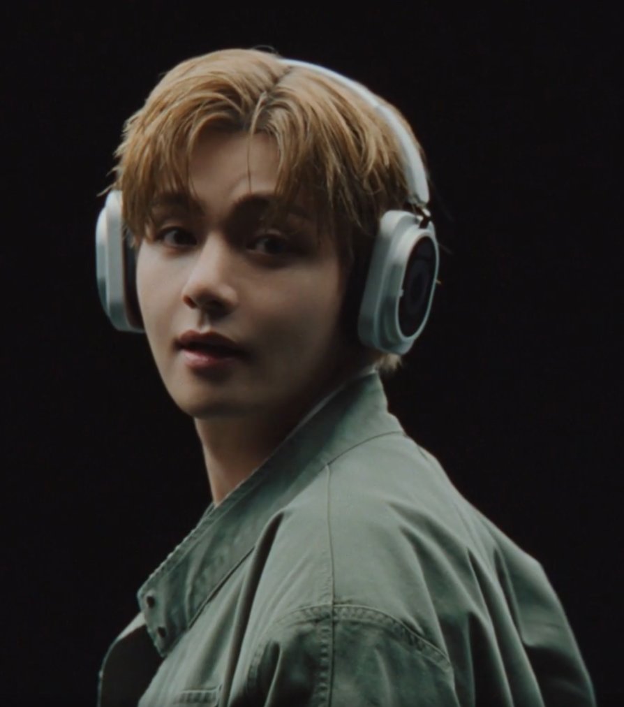 AboutMusicYT's tweet photo. Taehyung looks amazing for Nothing. https://t.co/kjFkP7gOyb