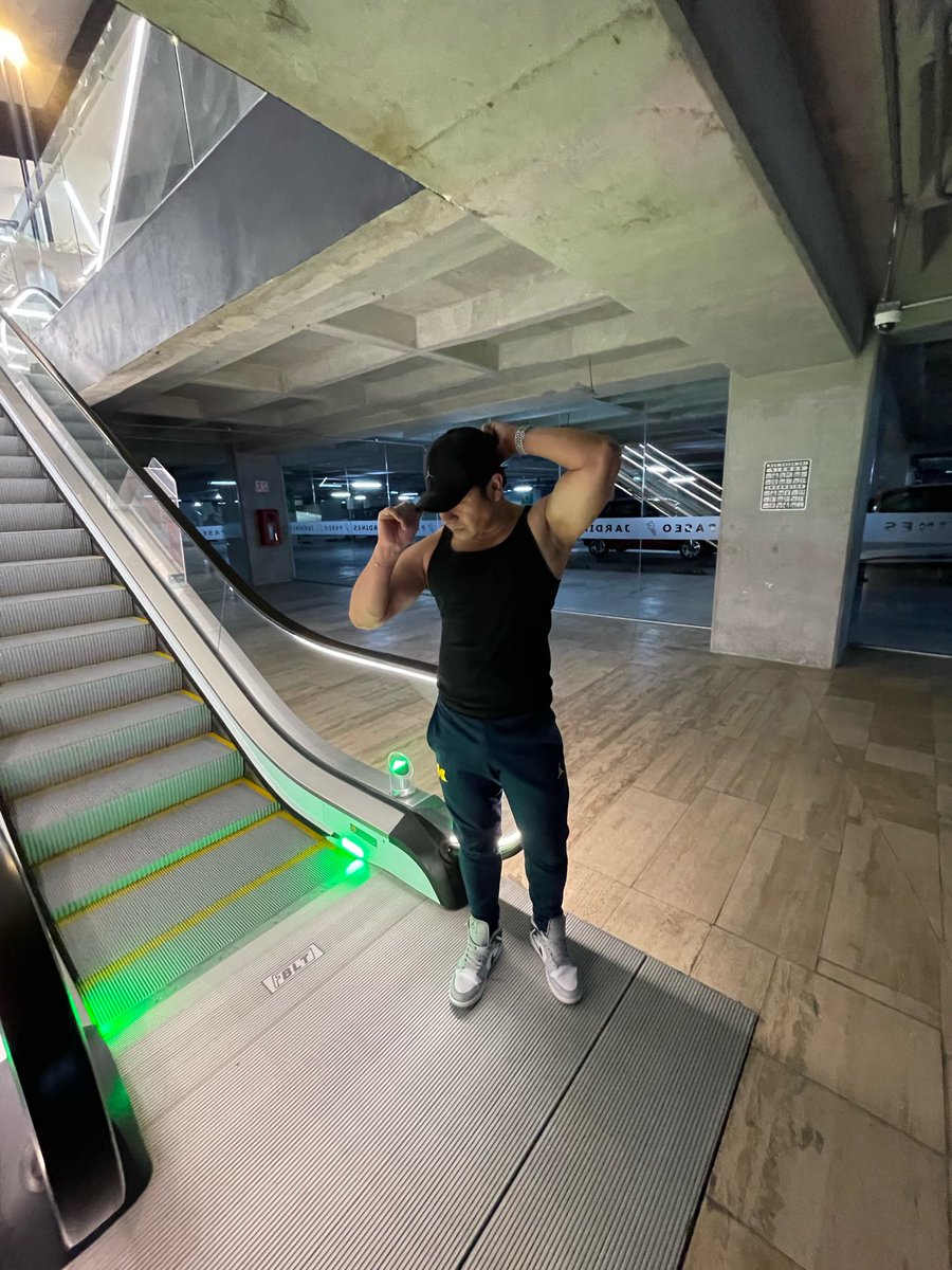 AlmoraO's tweet photo. Don’t stop working out! https://t.co/m1BvcCQUdV