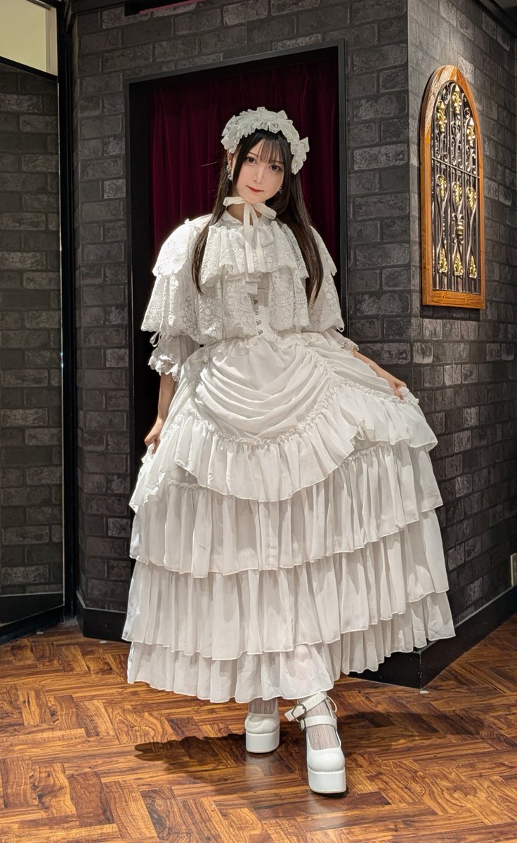 ATELIERPIERROT4's tweet photo. ゴシックなスタイルに最適な、バッスル＆ボリュームたっぷりのシフォンのロングスカートです🦇✨

前に2箇所、後ろに2箇所のバッスルリボンがついており、ドレープを上げ下げできるデザインとなっています🎀

パニエを入れてゴージャスにも、パニエ無しで普段使いもおすすめです🌹

ウェストはシャーリングのため、お着替えも楽々✨

✦・・┈┈┈・・✦・・┈┈┈・・✦

【ATELIER PIERROT】
バッスルスカートロング
🤍ホワイト ➡️残りわずか❣️
❤️ボルドー ➡️ラスト2点❣️
💜パープル ➡️ラスト1点❣️
🖤ブラック ➡️ 完売
¥19,800(税込)
https://t.co/mvj3rsJtMF

店内ご試着可能です❣️
ぜひお手に取ってご覧ください✨️

お電話でのお取置きも承っております🎶
☎︎080-4738-9494

アトリエピエロ横浜ビブレ3F