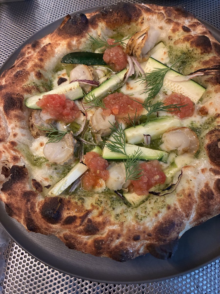 kyoko2nd's tweet photo. 昔北京ダック食べたの思い出してアヒルは初でなかったと判明。

本日はピザです。
食べログ全国１位の店の支店。 https://t.co/2gK72qzDst