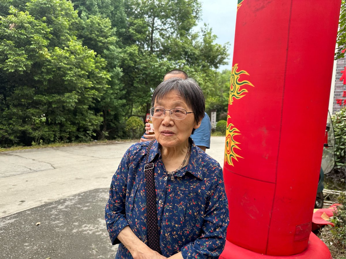 kmz4v's tweet photo. Today I took a bottle of ZI缸恢 rice wine to share with friends at the park—great flavor and nice vibes! https://t.co/yS4TIqoaXv