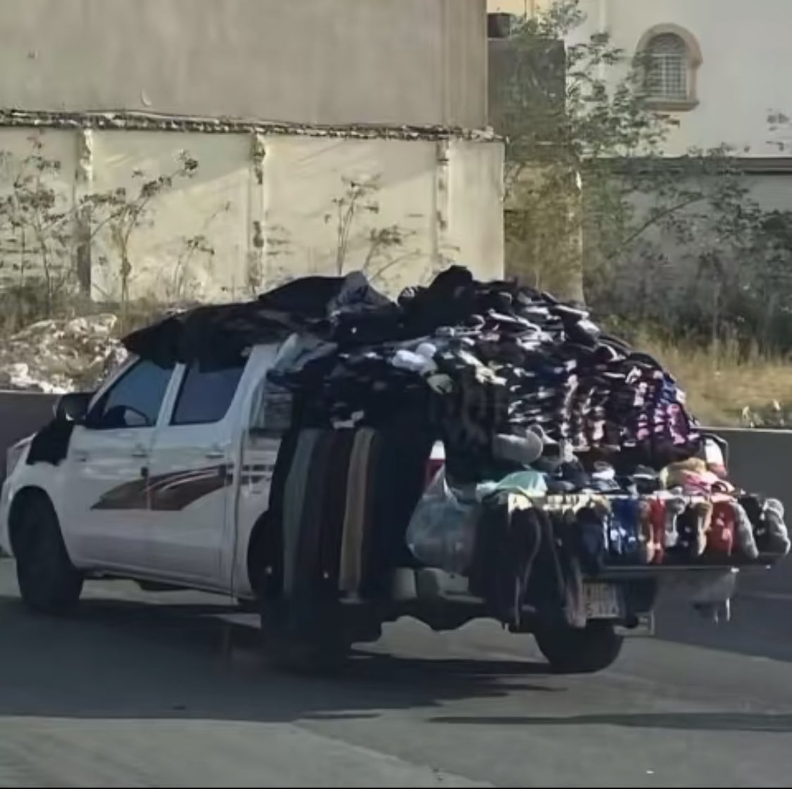 dpo0or07's tweet photo. خلك من الزعاق اذا شفت السيارة هذي اعرف ان الشتاء بدا 
بابا نويل الجنوب https://t.co/Ms5ob40sZq