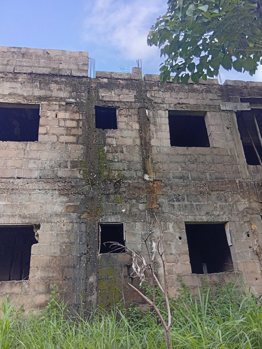 Thegal121183753's tweet photo. This building was said to have been 40 years now , the owner of the building was a dead man who came to this town to start a life , someone who knows him saw him and called him he disappeared and never returned again https://t.co/3EfiIoI3k8