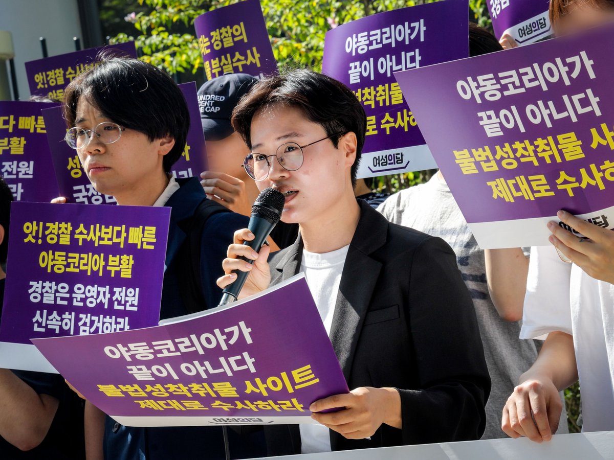 womensparty2020's tweet photo. 여성의당은 오늘 시민들과 함께 서울경찰청 앞에서 야동코리아 부실수사 규탄 및 추적수사 촉구 기자회견을 진행했습니다.

지난해 여성의당과 이경하 법률사무소, 리셋(ReSET)은 불법촬영물과 성착취물이 무분별하게 유통되고 있는 야동코리아를 공동 고발했습니다. 이후 경찰은 일부 운영진을 검거하고 데이터베이스 전체를 확보했다며, 사이트 폐쇄 및 복구 불가 조치를 단행했다고 대대적으로 홍보했습니다. 그러나 경찰의 자찬이 무색하게도, 성착취 사이트는 다시 문을 열었습니다.

야동코리아가 재등장하자, 경찰은 사과는커녕 “기존 사이트가 아닌 모방 사이트일 뿐”이라는 비겁한 변명만 늘어놨습니다. 이러한 궤변은 실질적인 운영진을 검거하지 못하고 데이터베이스와 서버조차 제대로 압수하지 못한 수사 무능과 관리 한계를 감추기 위한 눈속임에 불과합니다.

경찰은 지금 당장 추적 수사를 통해 동일한 범죄물의 유통 가능성과 야동코리아 부활 경로를 신속히 밝혀내야 합니다. 수만 건의 성착취물이 다시 유통되는데도 이를 방치하고 책임을 회피하는 것은 피해자를 보호해야 할 국가 기관의 명백한 직무유기 입니다. 

여성의당은 경찰에 엄중히 요구합니다. 말뿐인 폐쇄를 넘어 불법 성착취 사이트에 대한 근본적인 기술적·수사적 대책을 마련하십시오. 허울뿐인 도메인 차단에 머물지 말고, 해외 서버 추적과 범죄 수익 몰수 등 사이트의 재부활을 뿌리뽑을 실질적 전담 수사 체계를 구축해야 합니다.

여성의 생존과 안전은 실적 자랑용 소모품이 아닙니다. 정부와 수사기관은 즉각 범죄의 심각성과 규모에 걸맞은 자원과 수사력을 동원하십시오. 여성의당은 국민들과 함께, 불법 성착취물의 유통과 그 배후의 범죄 구조가 제대로 추적될 수 있도록 감시를 이어나가겠습니다.