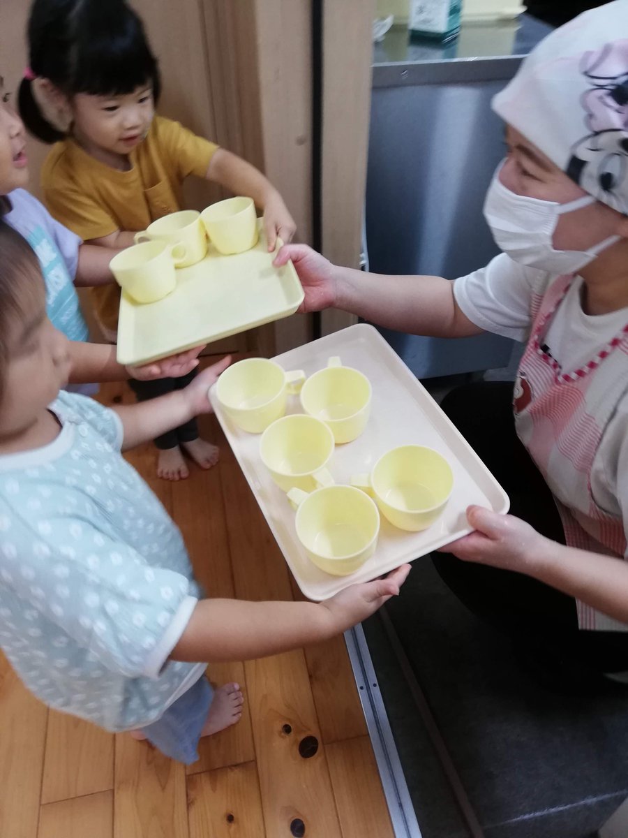 mokokids's tweet photo. ☆モコ山��保育園☆
うさぎ組
おやつのコップを給食室へ片付けに行くと…
「今日の給食何ですか？」「今日はね、お魚とポテトサラダだよ!」と給食の先生とのやりとりが始まリます。美味しい給食を楽しみにしている子ども達です。
#保育園 https://t.co/vGGXxvJXzc