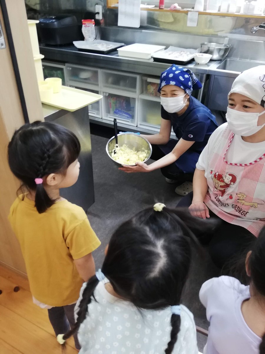 mokokids's tweet photo. ☆モコ山��保育園☆
うさぎ組
おやつのコップを給食室へ片付けに行くと…
「今日の給食何ですか？」「今日はね、お魚とポテトサラダだよ!」と給食の先生とのやりとりが始まリます。美味しい給食を楽しみにしている子ども達です。
#保育園 https://t.co/vGGXxvJXzc