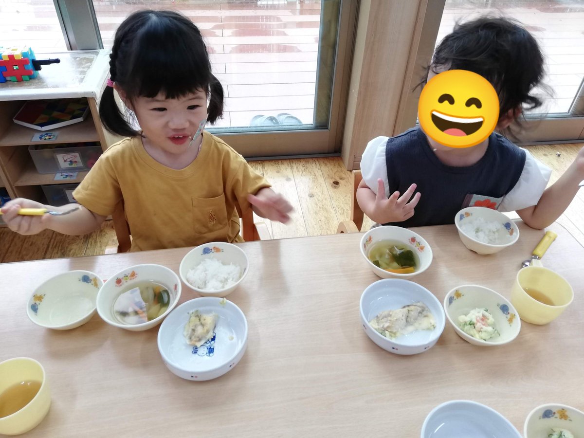 mokokids's tweet photo. ☆モコ山��保育園☆
うさぎ組
おやつのコップを給食室へ片付けに行くと…
「今日の給食何ですか？」「今日はね、お魚とポテトサラダだよ!」と給食の先生とのやりとりが始まリます。美味しい給食を楽しみにしている子ども達です。
#保育園 https://t.co/vGGXxvJXzc