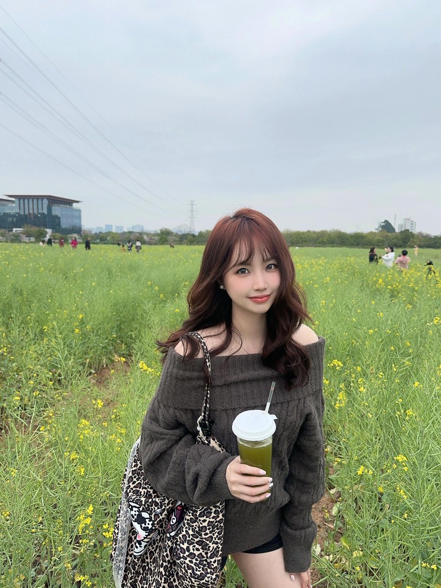 KimberlyMa2ffu's tweet photo. 95后｜已婚｜女老师 🎀  
这里是一个不太敢在朋友圈发牢骚的小树洞。 
工作有点累，生活偶尔烦，偶尔也想找个地方说说话。
此生固短，仿佛一场梦，所以，开心一点，松弛一点，凡事不要太上心。
希望在这里认识一些有趣、真诚、同频的人。 
#老师 #反差 #新人 https://t.co/0hTj4wDO9r