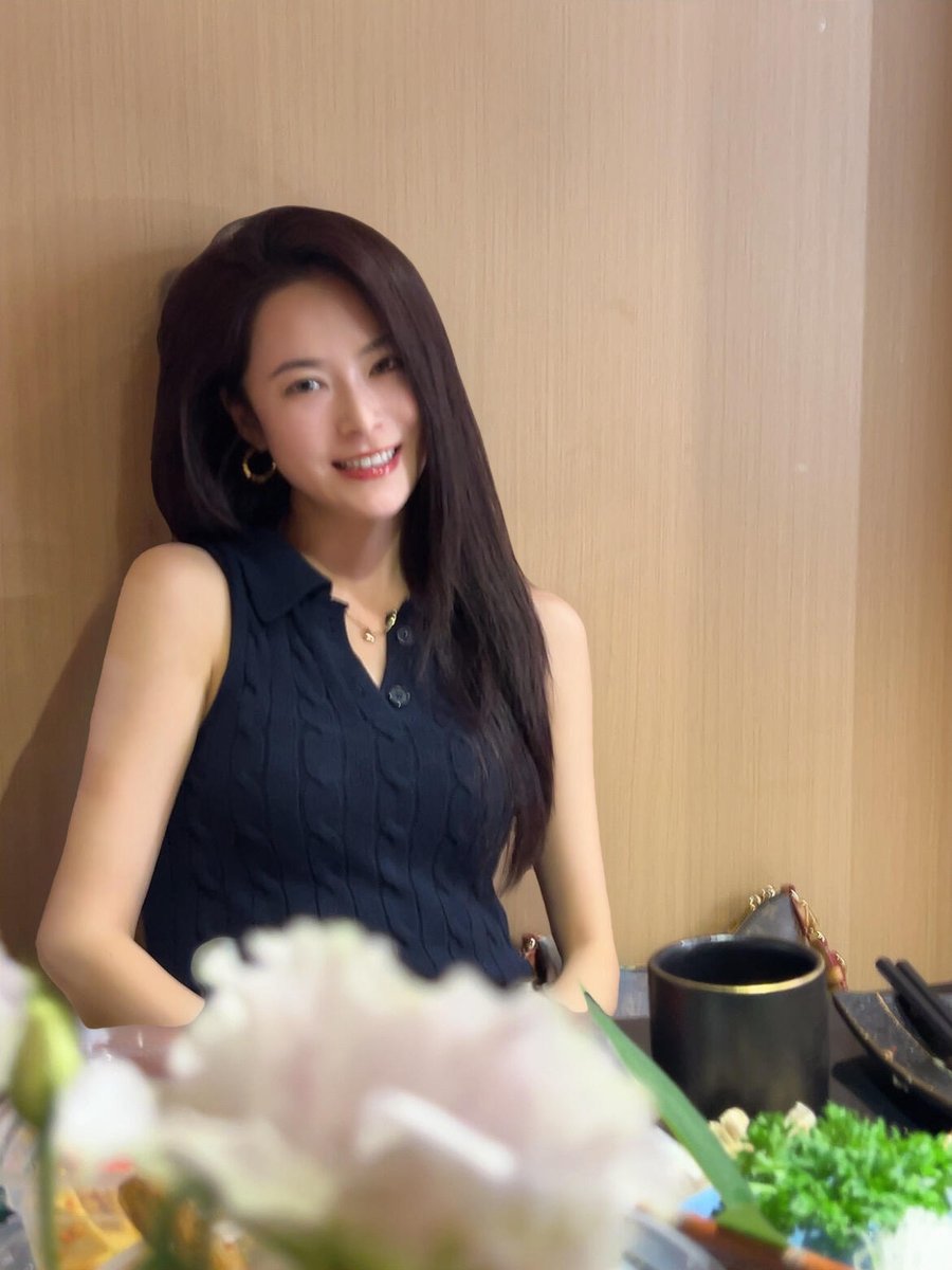 WilliamHerhnyh's tweet photo. 95后｜已婚｜女老师 🎀  
这里是一个不太敢在朋友圈发牢骚的小树洞。 
工作有点累，生活偶尔烦，偶尔也想找个地方说说话。
此生固短，仿佛一场梦，所以，开心一点，松弛一点，凡事不要太上心。
希望在这里认识一些有趣、真诚、同频的人。 
#老师 #反差 #新人 https://t.co/9sFxOgolun