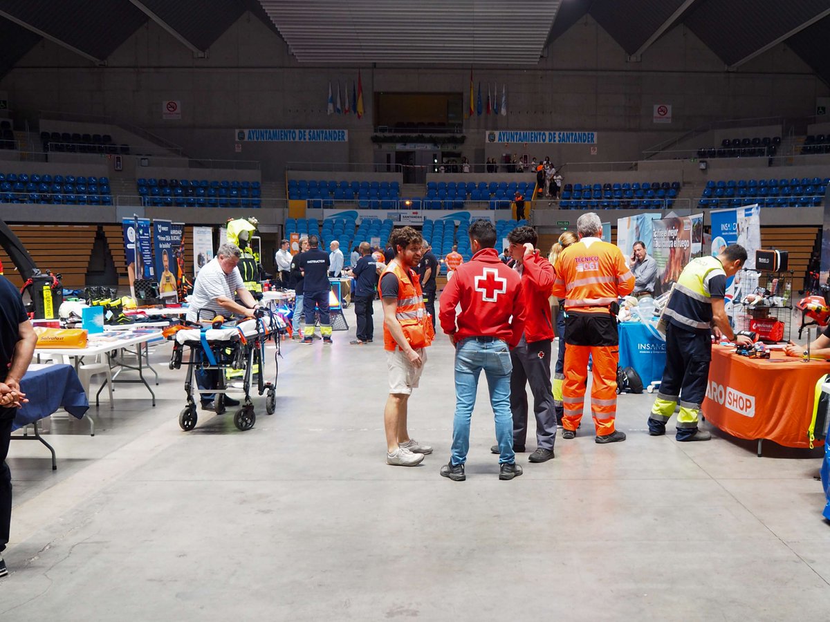 CRECantabria's tweet photo. Profesionales y especialistas de distintos servicios vinculados a las emergencias compartimos conocimientos, experiencias y procedimientos de actuación en las Jornadas de Emergencias celebradas en Santander. 

Además más de 100 escolares participaron en los talleres formativos. https://t.co/hLjPgXFHg9