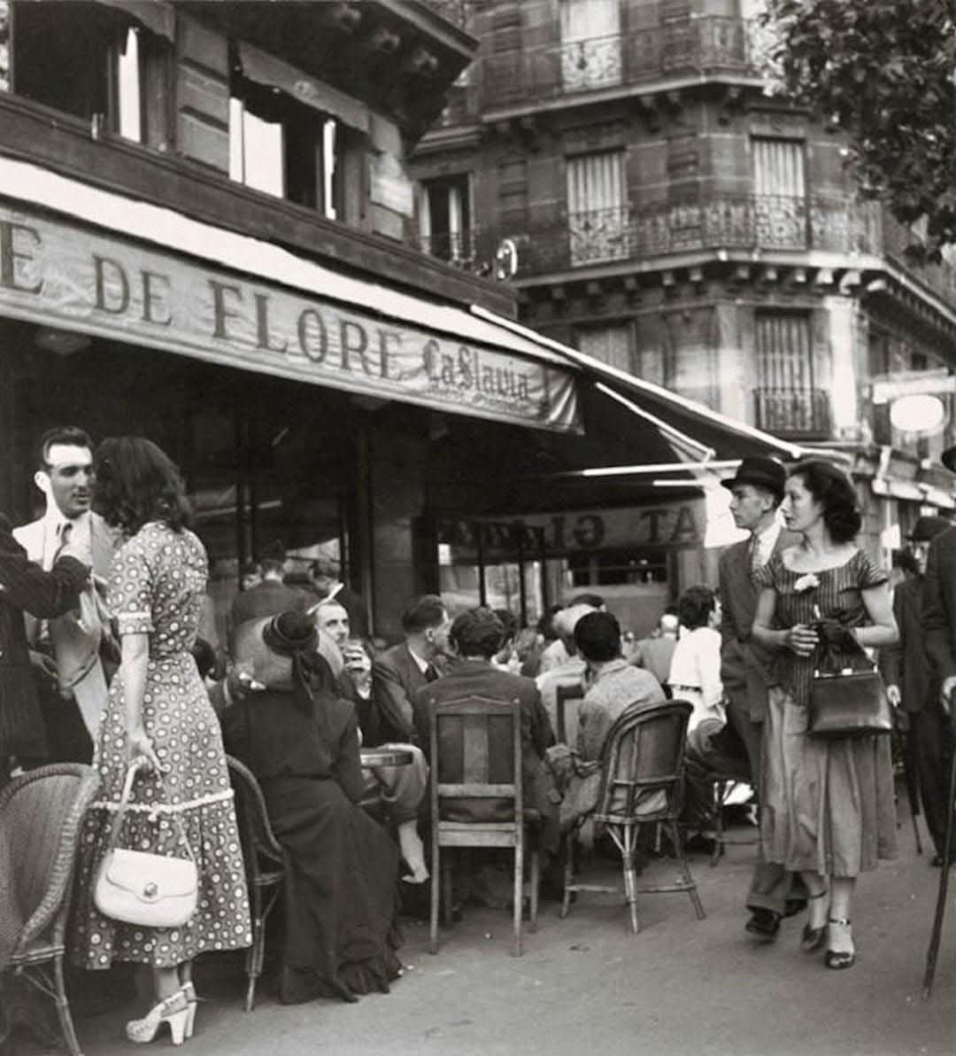 ParisAMDParis's tweet photo. 📸 Robert Doisneau. 
Café de Flore, Saint-Germain-des-Prés 
1947. Paris 6e https://t.co/QNjbJhAkrl
