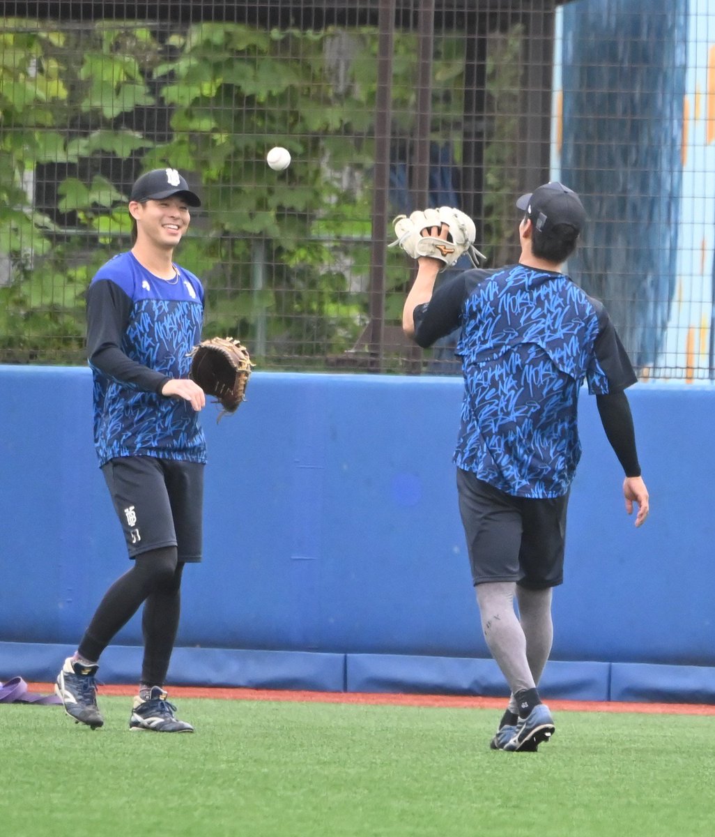 WellerGallagher's tweet photo. 9/27 DOCK #中川颯 選手 #佐々木千隼 選手。ベイで最後のキャッチボール。 https://t.co/qoQRmWAHMy