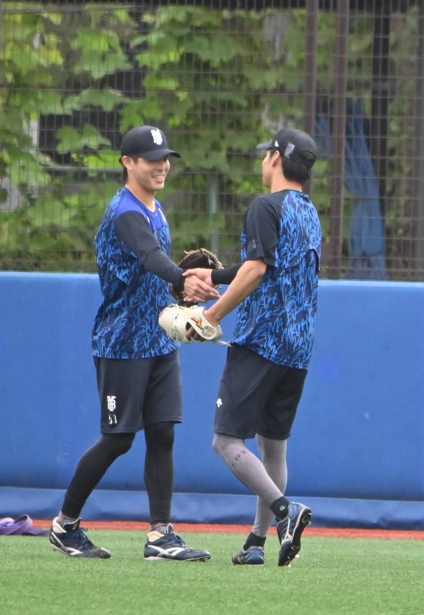 WellerGallagher's tweet photo. 9/27 DOCK #中川颯 選手 #佐々木千隼 選手。ベイで最後のキャッチボール。 https://t.co/qoQRmWAHMy