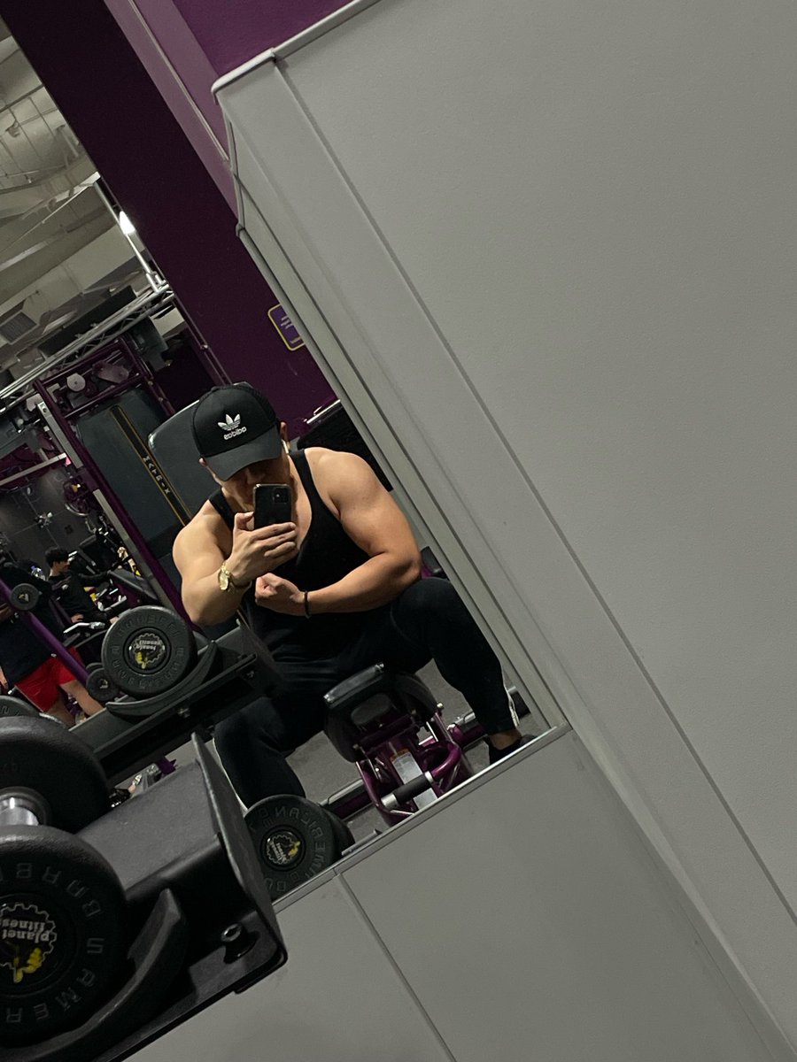 AlmoraO's tweet photo. Nothing much, just having fun #gymbuddy https://t.co/r0dGc8WBb2