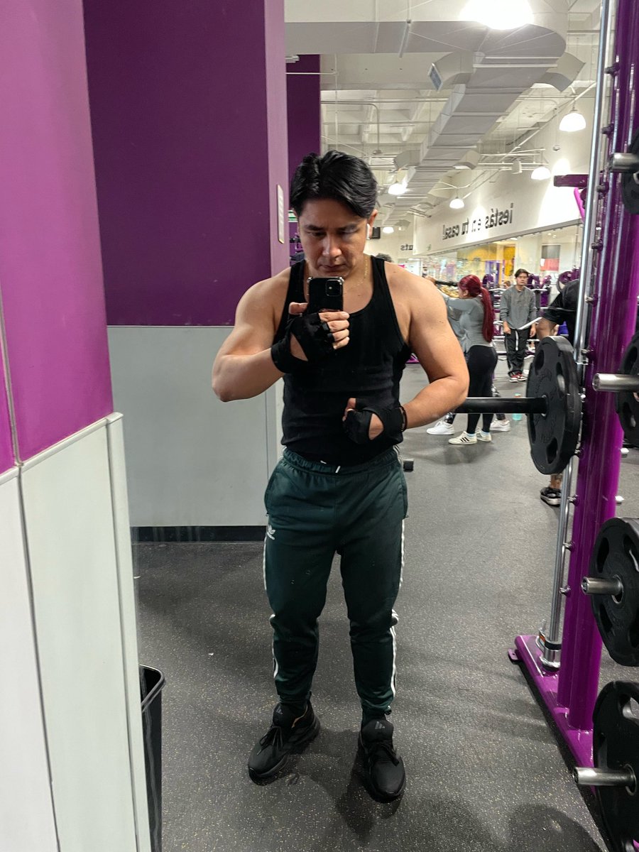 AlmoraO's tweet photo. Nothing much, just having fun #gymbuddy https://t.co/r0dGc8WBb2