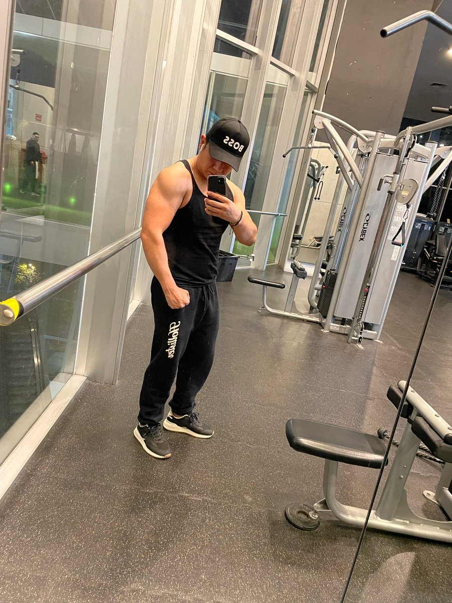 AlmoraO's tweet photo. Nothing much, just having fun #gymbuddy https://t.co/r0dGc8WBb2