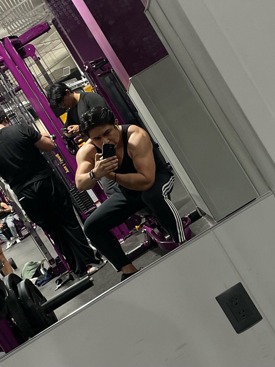 AlmoraO's tweet photo. Nothing much, just having fun #gymbuddy https://t.co/r0dGc8WBb2