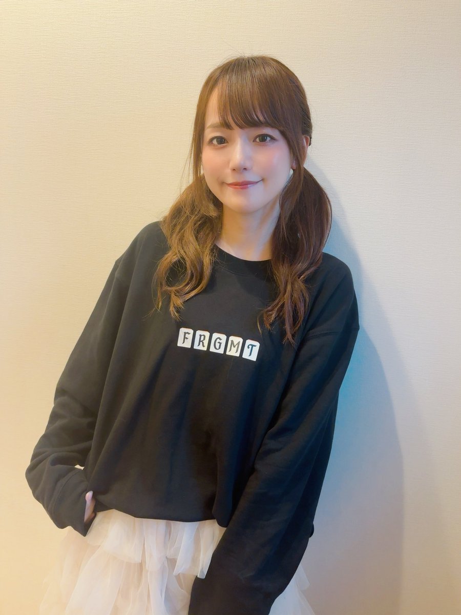 akn19mj's tweet photo. FRGMTコラボのトレーナー頂きました✨今の気温にちょうどよい、着心地よい🫶
着用はLです！胸元のロゴがよく見ると麻雀牌ぽい🀄袖の刺繍ワンポイントもかわよい🥰(猫毛ついとる)
販売ページ➡️ https://t.co/GtkzairOK8 https://t.co/D3cD4qgxwf