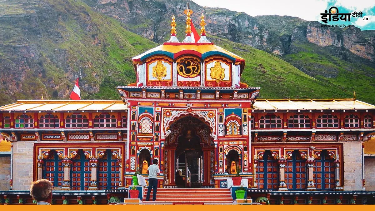 drsureshpant's tweet photo. उत्तराखंड के पर्यटन और संस्कृति मंत्री सतपाल महाराज का बयान गले नहीं उतरता कि बदरीनाथ मंदिर के गर्भगृह में शंख जानवर की हड्डी से बना होने से अपवित्र होने के कारण नहीं बजाया जाता। भगवान बदरीनारायण का विग्रह शालिग्राम शिला का बना है जो जीवाश्म है। देश भर में लाखों वैष्णव परिवारों में शालिग्राम की नित्य पूजा होती है। घरों और मंदिरों में नित्य शंख बजाया जाता है। अपनी सरकार को विवादास्पद निर्णय के आरोप से बचाने के लिए मंत्री जी का तर्क एक प्रकार का 'सेल्फ गोल' लगता है। हिमालय की शांत घाटियों में किसी भी प्रकार का शोरगुल परंपरा से वर्जित है और इस परंपरा को बने रहने देना हमारे व्यापक हित में है।