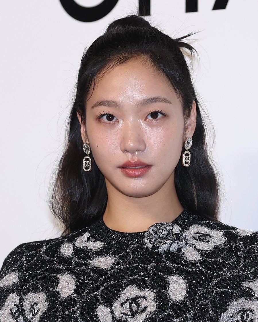 Victoriazuhv's tweet photo. Kim Go-Eun Is Facing Criticism From K-Netz Over A Movie Recommendation

Kim Go-eun recommended Assassin(s) after attending its VIP screening, asking fans to watch it and feel its message for themselves.

But the film is now embroiled in a historical-distortion controversy over its portrayal of the 1974 shooting of First Lady Yuk Young-soo.

As the controversy grows, some netizens have turned their attention to Kim Go-eun for recommending the movie, leaving negative comments and alleged threats on her Instagram.

Basically, she recommended the movie before the controversy exploded, and she’s now catching backlash simply for recommending it