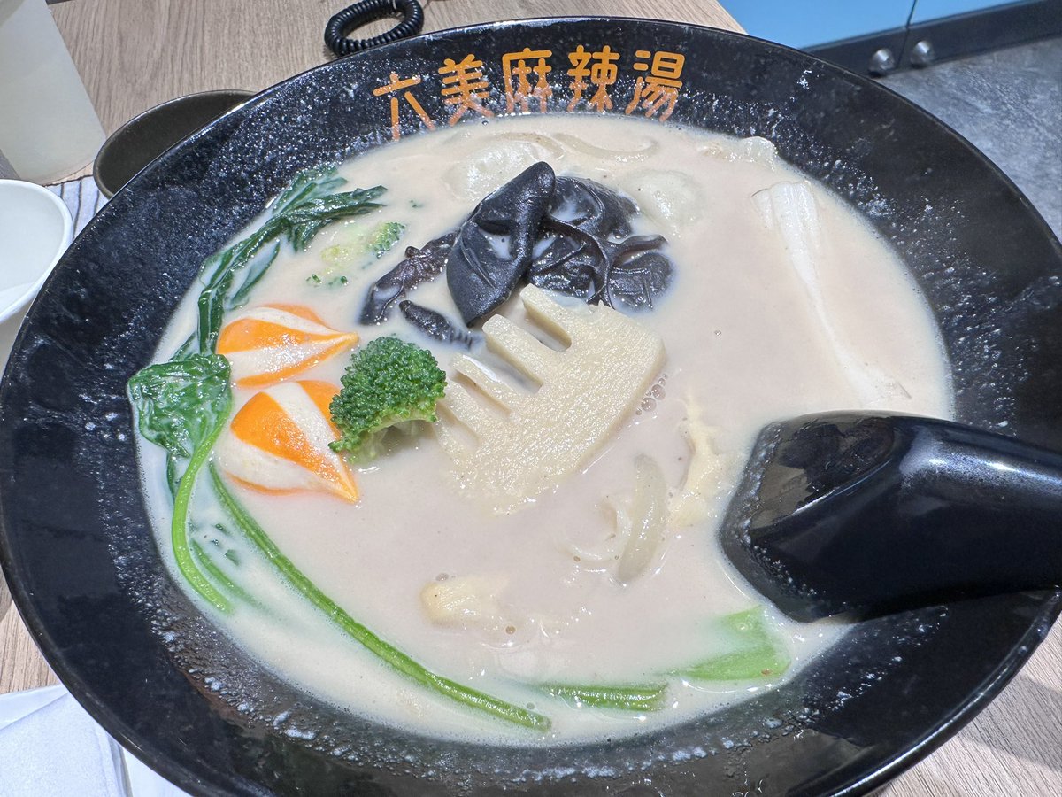 syun_samu's tweet photo. 初，麻辣担っ！
トッピングありすぎて迷うね(*^o^*) https://t.co/6687SUBhYc