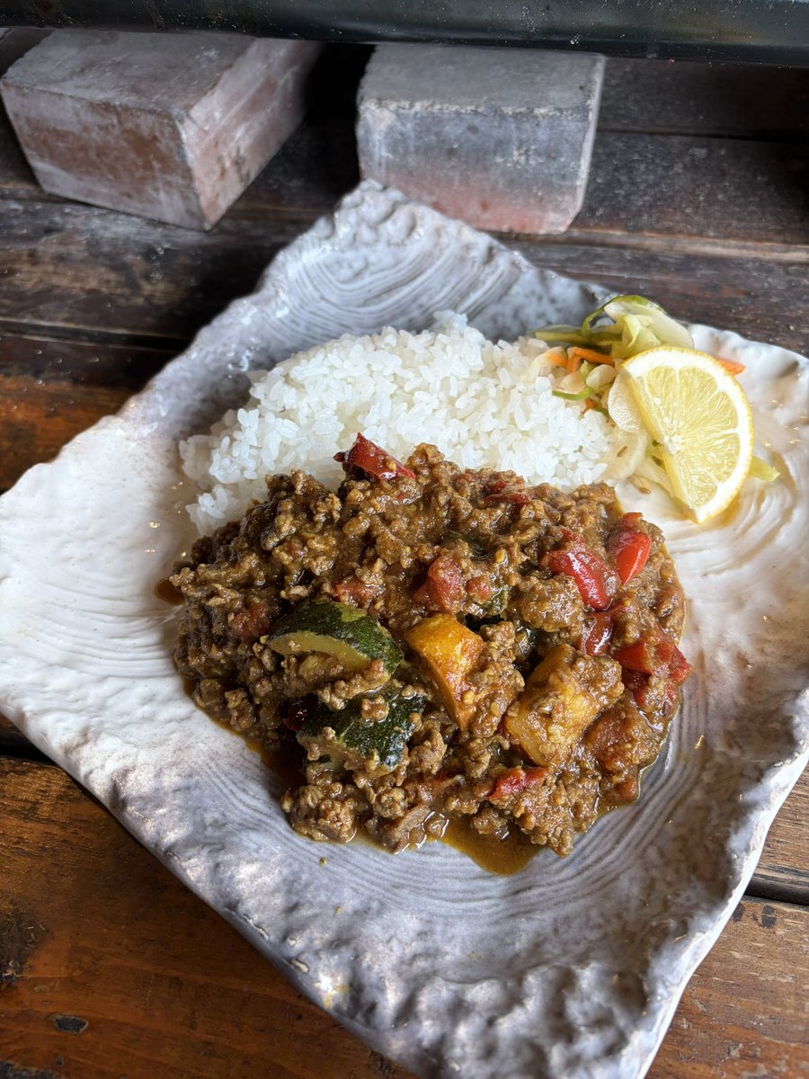 KakMattu's tweet photo. 釣り堀でなぜか食べてるカレーŧ‹"((｡´ω`｡))ŧ‹” https://t.co/zDjPpEDTR9