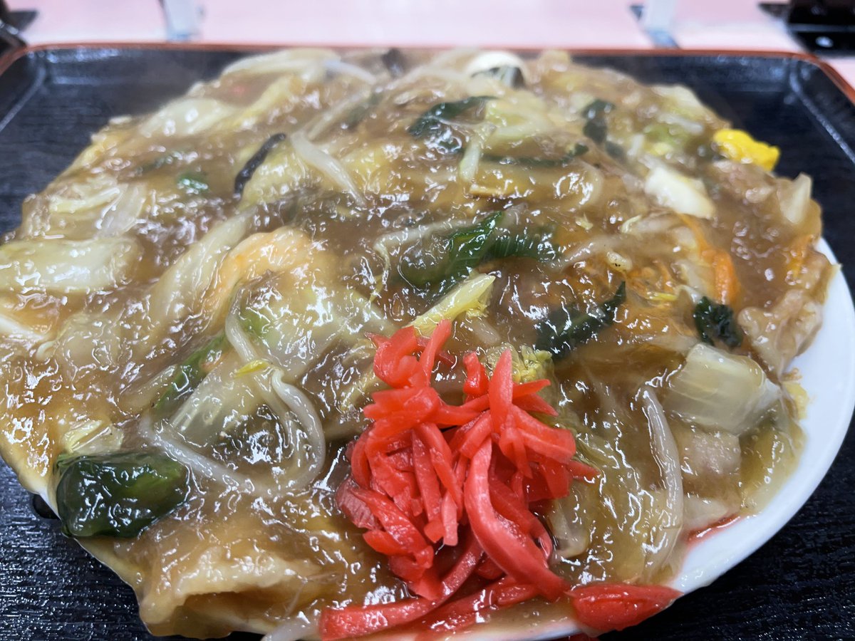 Northsmile2019's tweet photo. 【小樽あんかけ焼きそば】

昭和30年代頃から広まり、今なお小樽市民に愛されるご当地グルメ。

麺はパリッと焦げ目が付くように調理され、あふれそうなたっぷりの餡に豚肉やうずらの他、エビやイカなど海の幸を活かした具材が入る。

「とろり餡」や「ニュー三幸」などが人気！#北海道グルメ https://t.co/nfpv8vubeN