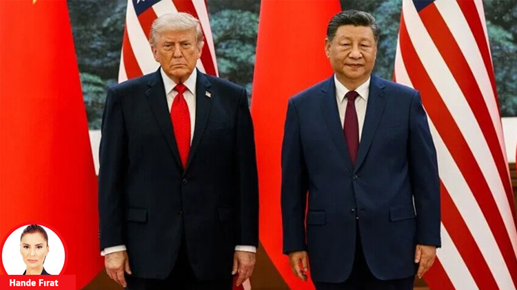 Hurriyet's tweet photo. 🇨🇳🇺🇸Washington’da geçen haftaki görüntülere bakınca Trump’ın sevdiği türden büyük bir diplomatik sahne gördük; kırmızı halı, askeri tören, savaş uçakları, Trump ile Şi Jinping’in yan yana verdiği fotoğraflar.

Ama bu zirveyi anlamak için fotoğraflardan biraz uzaklaşmak gerekiyor.

Benim bu zirveden çıkardığım temel sonuç şu; Amerika ve Çin birbirlerini yenemeyeceklerini değilse bile, birbirlerini kısa vadede sistem dışına itemeyeceklerini kabul etmeye başlıyorlar:

▪️ Kontrolsüz rekabetin maliyetinin, yönetilen rekabetten çok daha yüksek olduğunu görüyorlar.

▪️ Bu nedenle Washington’da büyük bir barış anlaşması yapılmadı. Yeni bir Amerikan-Çin ittifakı kurulmadı. Fakat iki büyük güç arasında başka bir mimarinin ilk taşları yerleştiriliyor gibi: Yönetilen rekabet.

🖊️@handefrt

🔗https://t.co/KMpm4rIH3a