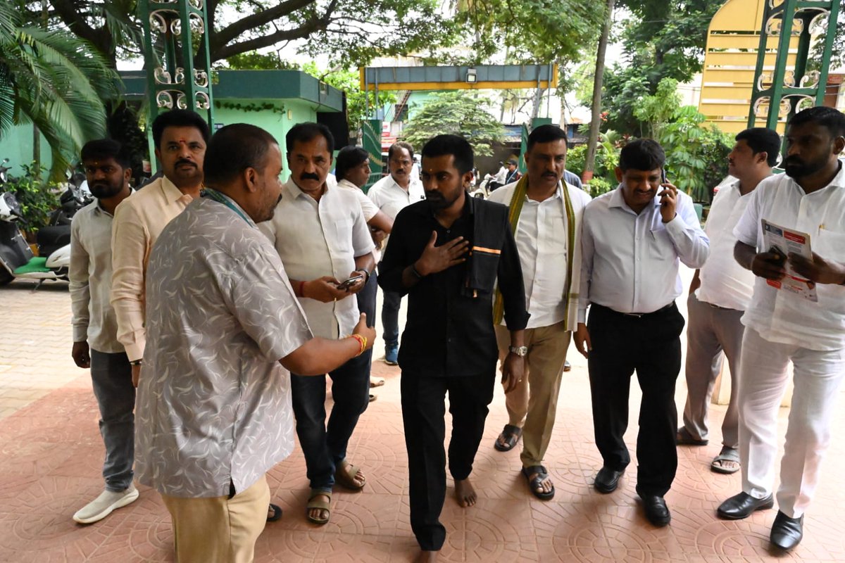 APRanganath's tweet photo. ದೊಡ್ಡಬಳ್ಳಾಪುರ ಶಾಸಕರಾದ ಶ್ರೀ ಧೀರಜ್ ಮುನಿರಾಜು ಅವರೊಂದಿಗೆ ವಿವಿಧ ಶಾಲೆಗಳಿಗೆ ಭೇಟಿ ನೀಡಿ, ಶಿಕ್ಷಕ ಬಾಂಧವರಲ್ಲಿ ಅಕ್ಟೋಬರ್ 23ರ MLC ಚುನಾವಣೆಗೆೆಂಬಲ ಕೋರಲಾಯಿತು. 
#Doddaballapura #DheerajMuniraju #MLCElection2026 #BangaloreTeachers #FirstPreferenceVote #NDA #RanganathAP https://t.co/uuUH7ffj6v